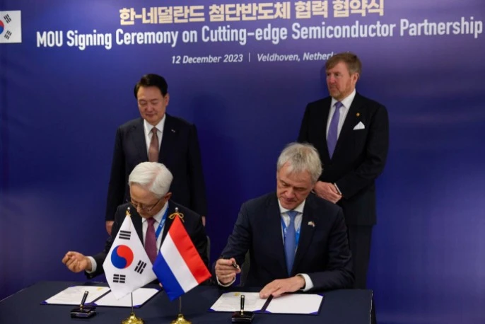 Samsung Semiconductor Ceo Kyung Kyehyun and Asml Ceo Peter Wennink Sign a Memorandum of Understanding Watched by Yoon Suk Yeol. Photo Credit:Bloomberg